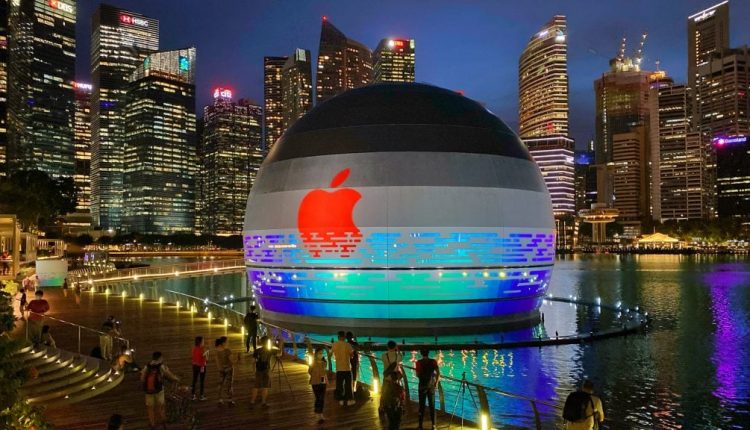 The World's First Floating Apple Store