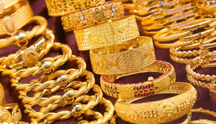 Gold Price in Pakistan Drops by Rs. 1,000 Per Tola