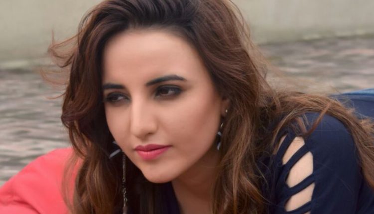 Hareem Shah Leaks Chat with Prominent Politician