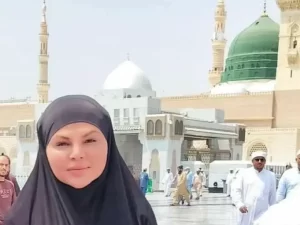 Indian Actress Rakhi Sawant Performing Umrah