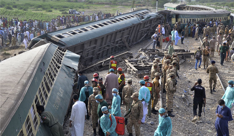 UAE Extends Condolences and Support to Pakistan Following Tragic Train Derailment