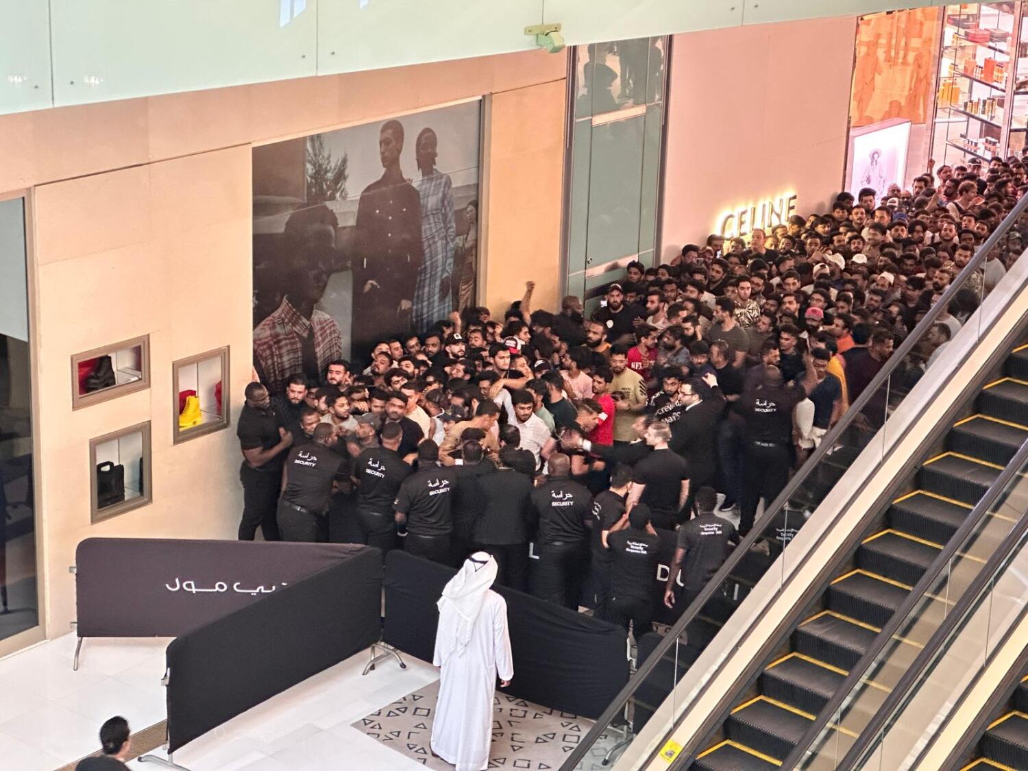 iPhone 15 Launch at Dubai Mall: Eager Customers Queue for Hours to Get Their Hands on the Latest Apple Marvel