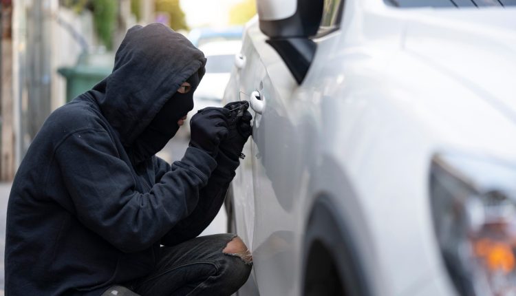 Daring Criminal Steals Car in Front of Owner in Saudi Arabia [Video]