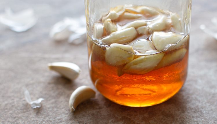 4 Benefits of Fermented Garlic Honey for Health and Wellness