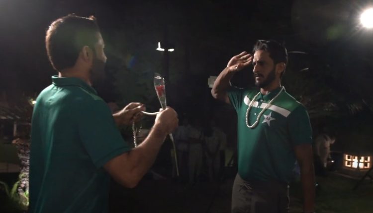 ورلڈ کپ: رضوان کا حسن علی کو مالا پہنا کر استقبال