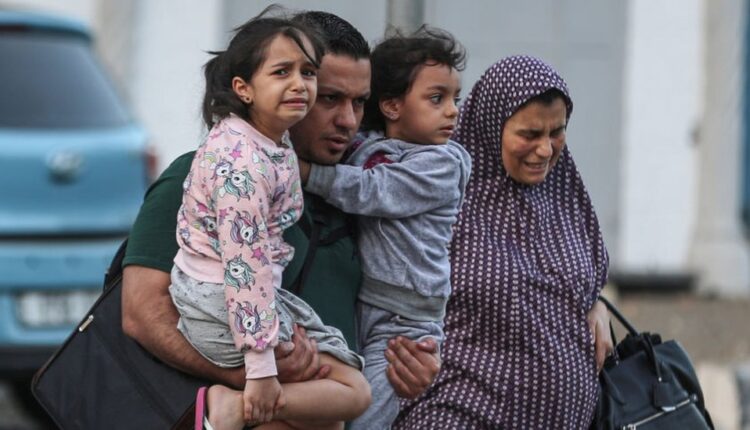 اسرائیل کی فوج کے ٹینکس غزہ میں فلسطینیوں کی بے دخلی کیلئے داخل