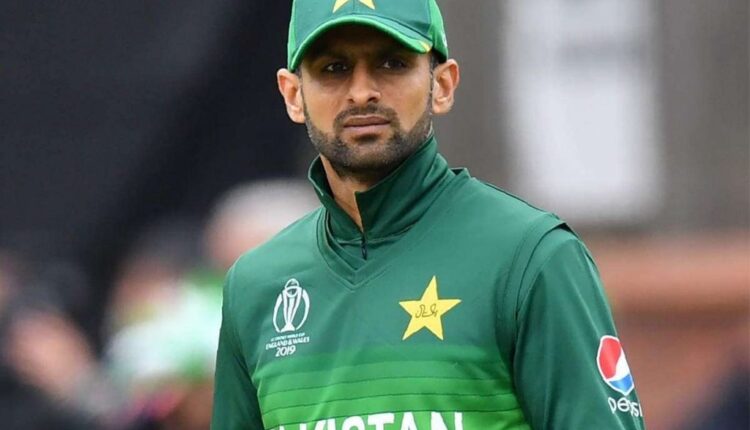 ورلڈکپ؛ شعیب ملک کا بابراعظم سے کپتانی چھوڑنے کا مطالبہ